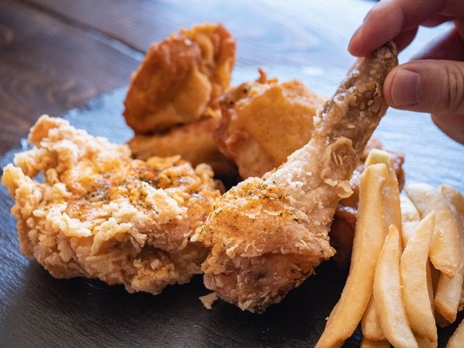 クリスピーフライドチキンとジャガイモ。