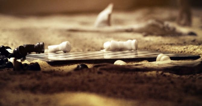 チェスの盤と散乱する駒