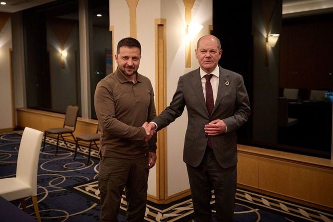 G7広島サミットで、ウクライナのゼレンスキー大統領（左）と握手するドイツのショルツ首相＝5月20日、広島県