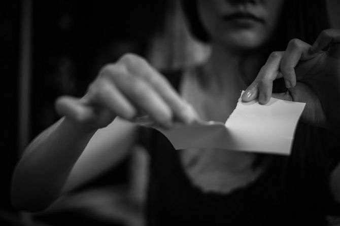 写真を破る女性