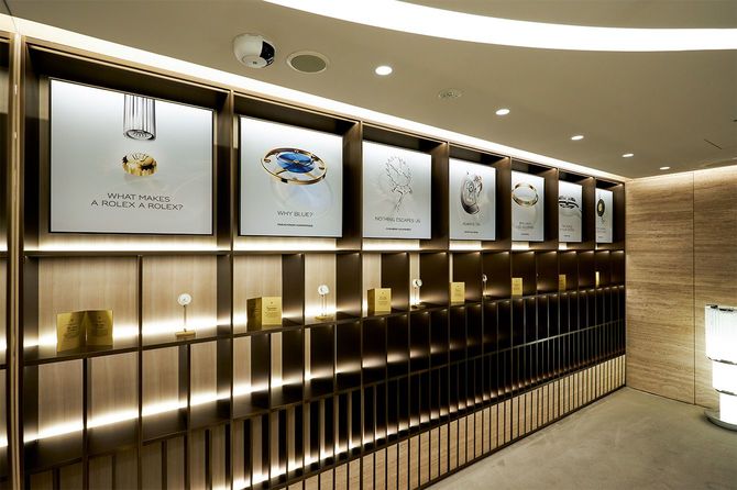 パーツ一つにまでこだわる腕時計製造の卓越性を示すディスプレー。左から二つ目が、磁場や温度変化の影響を受けにくく、耐衝撃性と耐食性にも優れるパラクロム・ヘアスプリング。三つ目は動力の伝達効率を高めたクロナジー エスケープメント。いずれもロレックス独自の部品。実物は極小のため拡大鏡と共に展示されている。