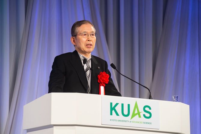 京都先端科学大学で講演をする永守重信日本電産会長兼永守学園理事長