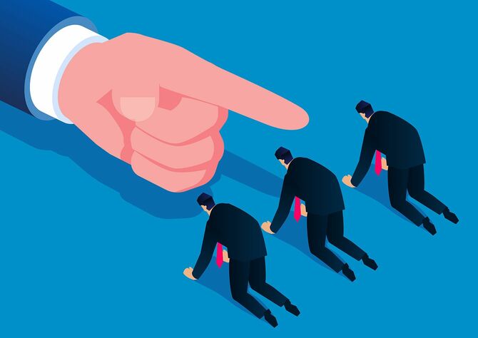 3人のひざまずいたビジネスマンが巨人に非難され、罰せられた