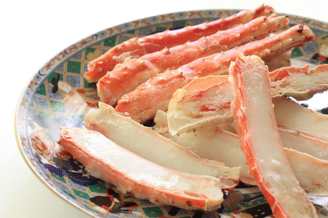 皿にのったズワイガニ