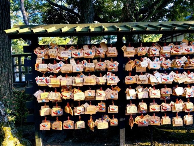 神社に掛けられた絵馬