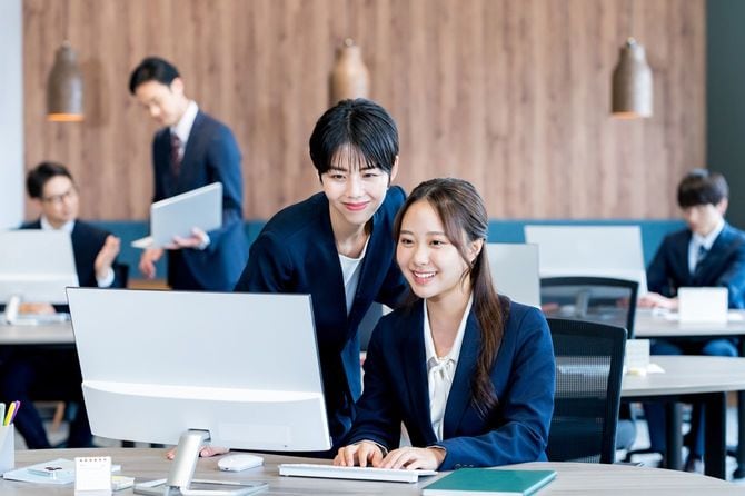 ビジネスオフィスで働く女性