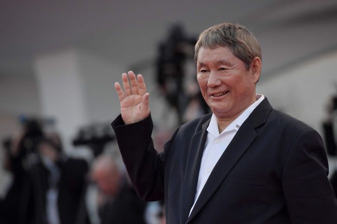 ベネチア国際映画祭のクロージング作品となった最新作『アウトレイジ　最終章』の上映のため現地入りし、観客らに手を振る北野武監督（＝2017年9月9日、イタリア・ベネチア）