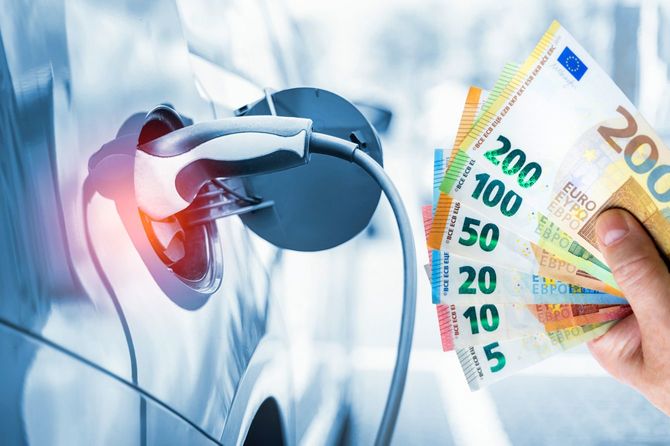 ガソリンスタンドで給油中の車とユーロ紙幣