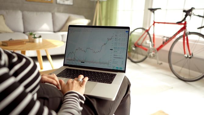 パソコンで投資をする人