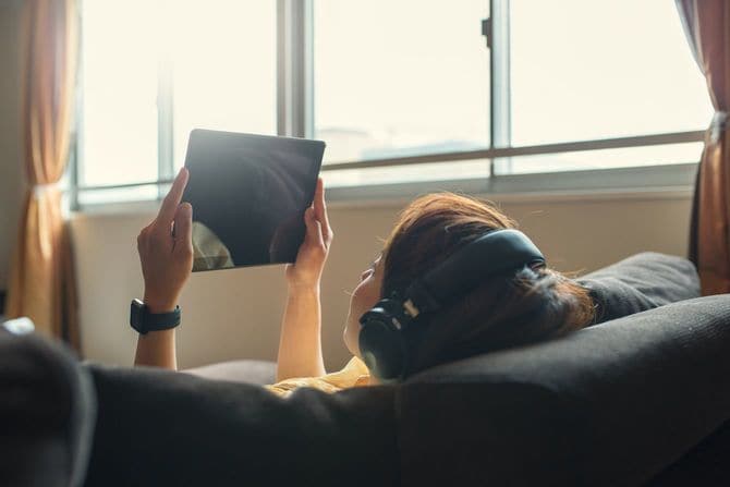デジタルタブレットを使用する女性