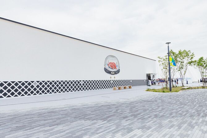 万博店はくら寿司の店舗として最大規模、店内の回転レーンは約135メートルと最長で、338席を収容する