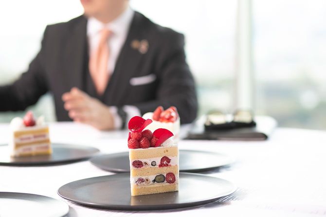 手前はピエール・エルメ・パリの代表スイーツ「イスパハン」とコラボした「エクストラスーパーイスパハンショートケーキ」