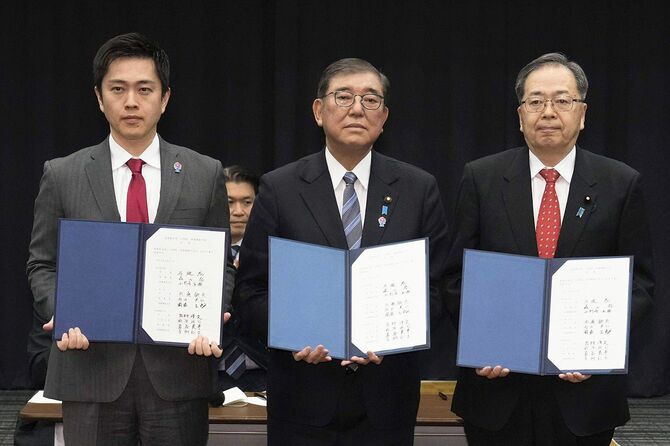 （左から）日本維新の会の吉村洋文代表、自民党総裁の石破茂首相、公明党の斉藤鉄夫代表