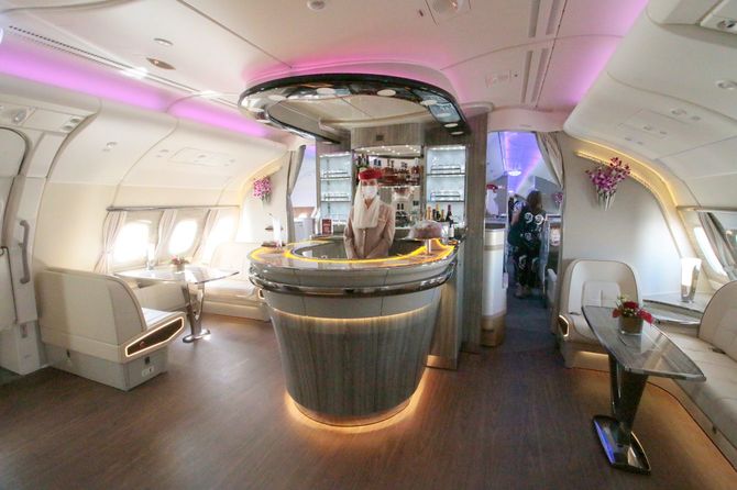 エミレーツ航空A380機内のラウンジとバーカウンター