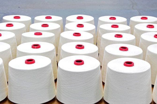 工業用ミシン紡績糸が並ぶ