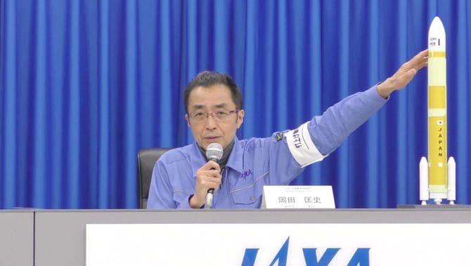 オンラインで記者会見するJAXAの岡田匡史プロジェクトマネジャー＝2023年2月13日午後［JAXAの中継画面より］