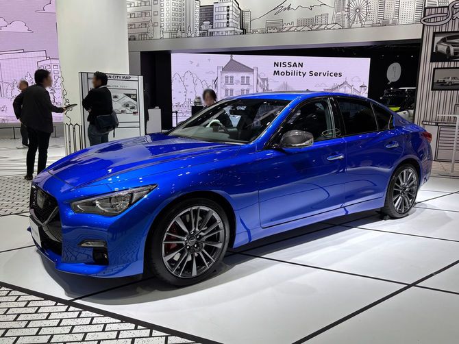 10月31日〜11月9日(一般公開)の日程で開催された「JAPAN MOBILITY SHOW 2025」のラウンドミーティングで展示された日産の「スカイライン400R」