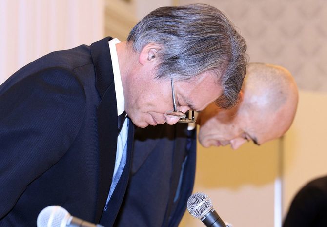 宝塚／謝罪をする木場理事長ら