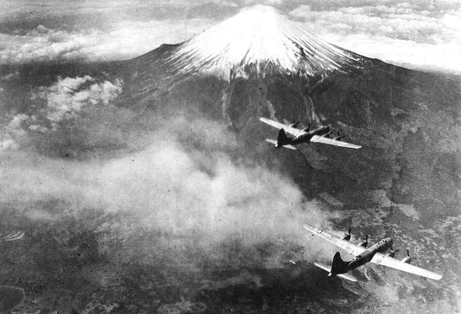 1945年、第73爆撃航空団所属のB-29の編隊が、日本の富士山上空を飛行している
