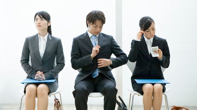 面接の時間を待つ就活生たち