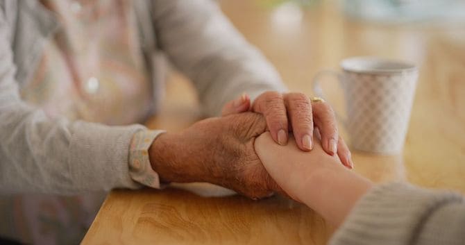 母親の手を握っている若い女性