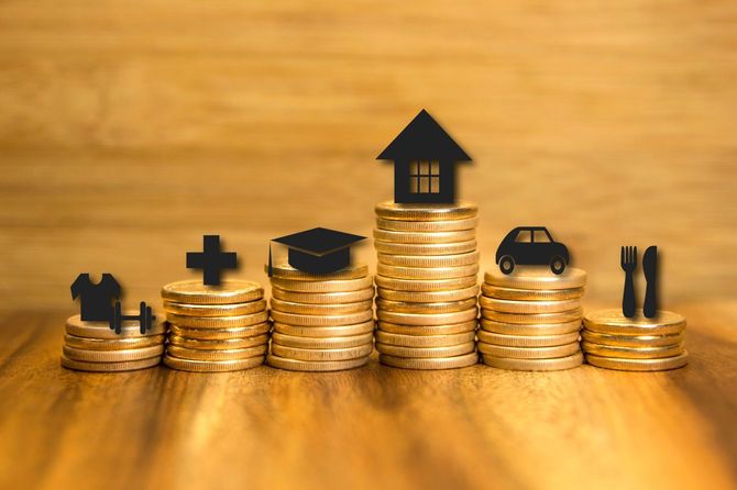 経費の概念。硬貨の上にモノのアイコン