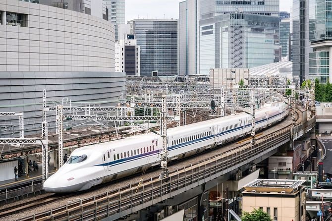 走行する東海道新幹線