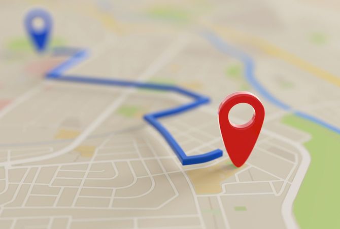 地図の上にさされた赤と青のピンを結ぶ道順の青い線