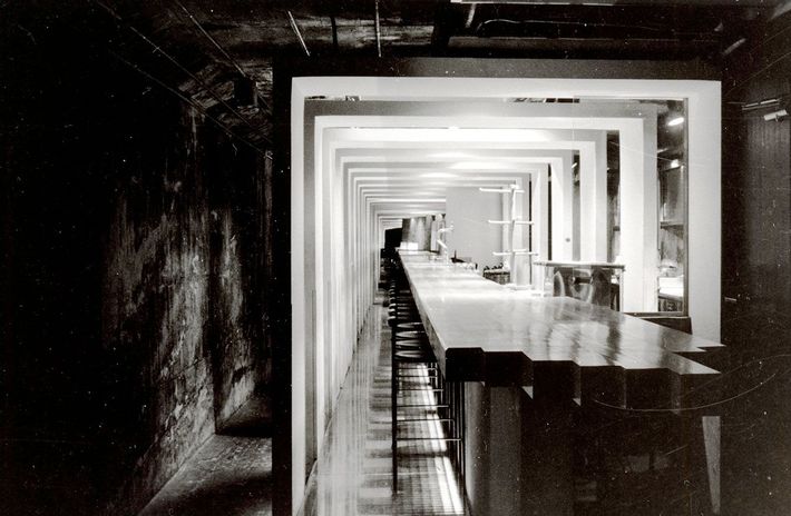 ビアホール・ハートランド「穴ぐら」の店内。