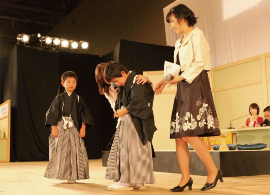 テーブルマークこども大会の表彰式でうなだれる小2の藤井七段。翌年は見事優勝した。