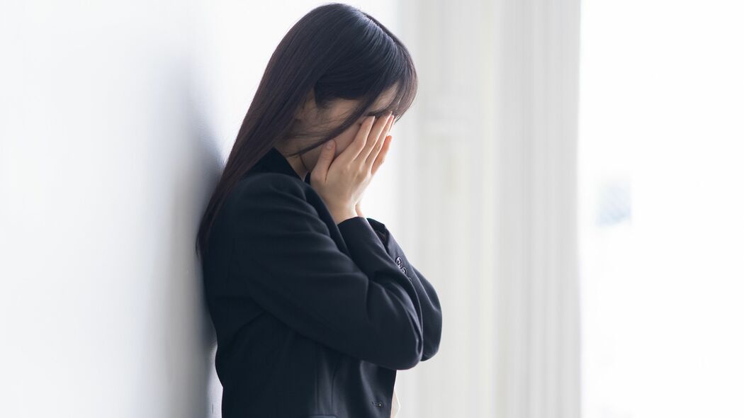 忘年会のパン食い競争で男性上司との"ニアキス"を強いられた…氷河期世代の派遣OLを襲ったセクハラの嵐