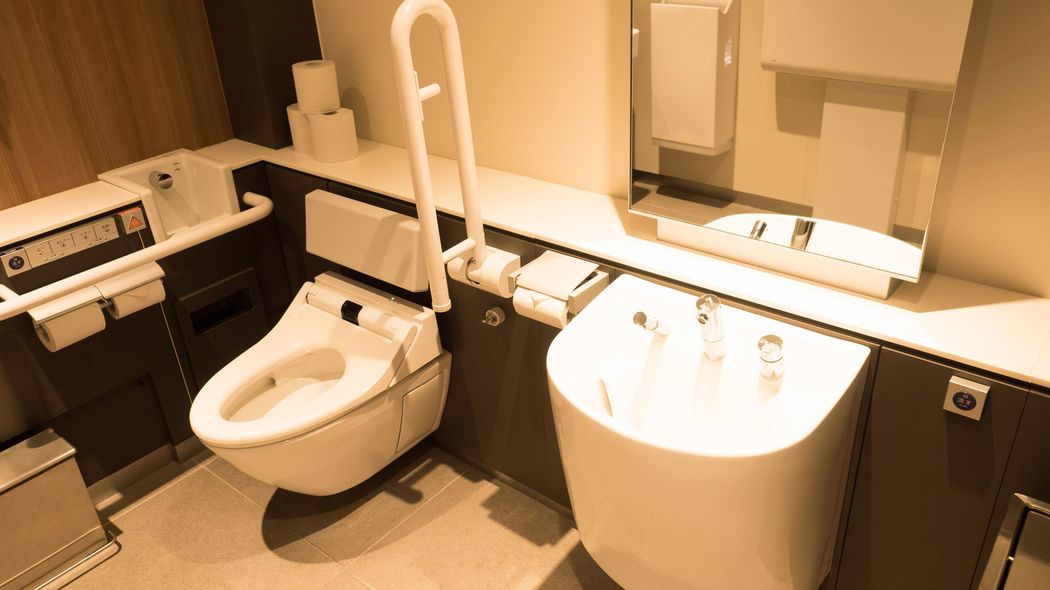 ｢しばらく使用禁止に…｣多目的トイレ清掃員が見た多目的すぎるトイレの使い方 太ったおばさんに渡された1万円札