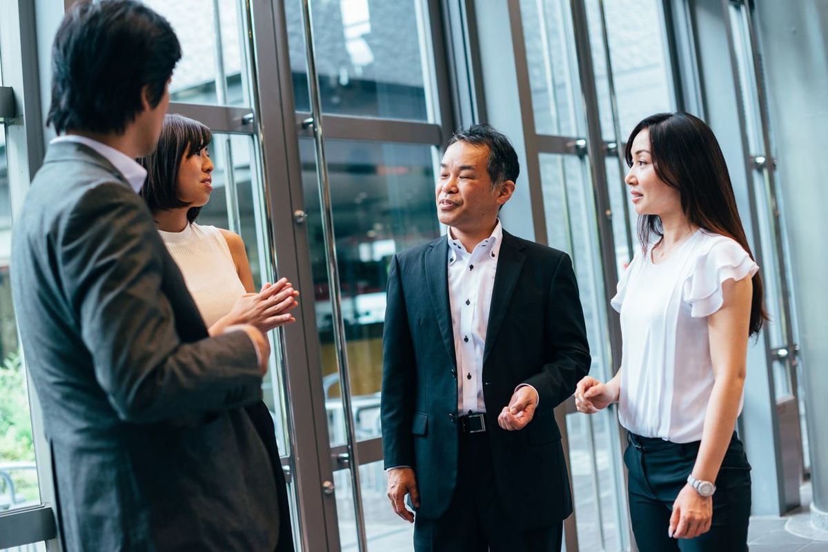 議論する日本のビジネスマングループ