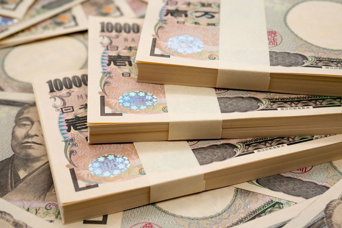 100万円束3つと敷かれている大金