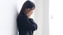 忘年会のパン食い競争で男性上司との"ニアキス"を強いられた…氷河期世代の派遣OLを襲ったセクハラの嵐