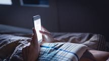 夜にどうしてもスマホやパソコンを見る必要があるならこの方法で…医師｢質の良い睡眠を決める行動｣