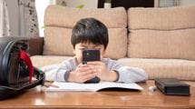いくら注意してもYouTubeを見続けてしまう…そんな子が率先して宿題に向き合うようになるプロの声かけ