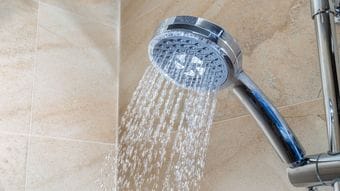 ｢暑いからシャワーだけ｣の人は大損している…血管年齢-26歳の医師が強く勧める"風呂の設定温度"