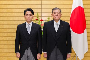 世界に1枚? 激レア 小泉 進次郎 クッション カバー 小泉 米 自民党 備蓄 応募が殺到」小泉進次郎大臣 SNSで備蓄米→1日で令和4年産