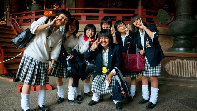 奈良・東大寺で、ピースサインをして写真に納まる女子高生7人