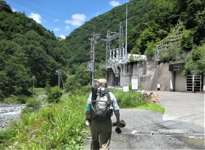 ヤマトイワナの個体数激減の大きな原因となった東俣ダム、西俣ダムの水を使う二軒小屋発電所（静岡市）