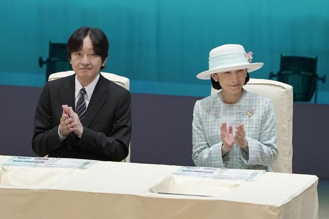 「みどりの愛護」のつどいの式典に出席された秋篠宮ご夫妻＝2024年6月1日、和歌山市