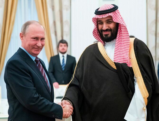 2017年5月30日、モスクワのクレムリンで会談中のサウジアラビア副皇太子兼国防相ムハンマド・ビン・サルマンと握手するロシアのウラジーミル・プーチン大統領（左）。