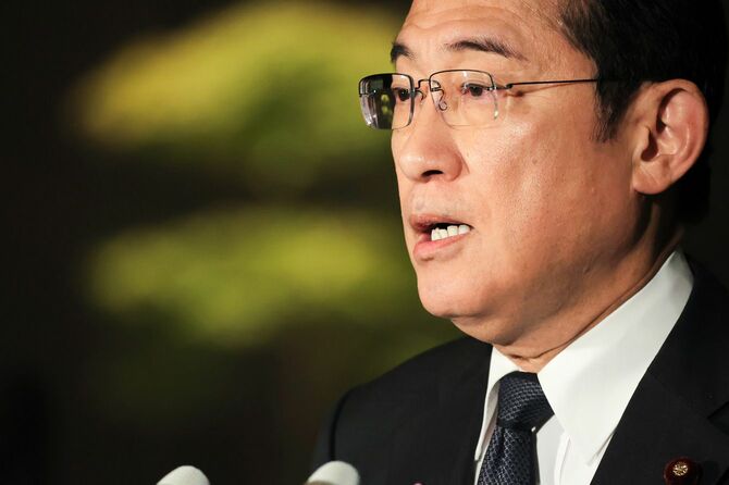 神田憲次財務副大臣が辞任し、記者団の取材に応じる岸田文雄首相