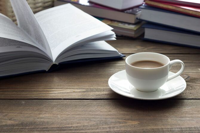 テーブルの上の本とコーヒー