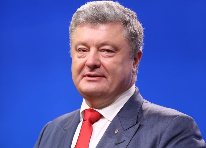 2018年7月9日、ベルギーのブリュッセルで開催されたEU・ウクライナ首脳会議内で共同記者会見を行うウクライナのペトロ・ポロシェンコ大統領