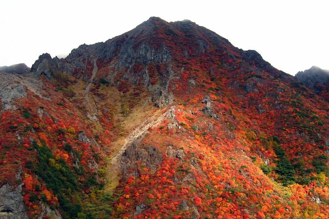 朝日岳（写真＝Uraomote yamaneko／CC-BY-SA-3.0／Wikimedia Commons）