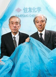 <strong>伊藤高明</strong>●ベクターコントロール事業部技術開発部主幹、農学博士(写真左)。出張中に自らもマラリアにかかったときはベッドのパイプがガタガタ動くほど震えてしまい、つらかったという。右はアフリカの子どもたちの笑顔に支えられていると語るベクターコントロール事業部事業部長・水野達男氏。