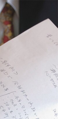 紙の上で書くことで無駄が除かれ思考力が磨かれる