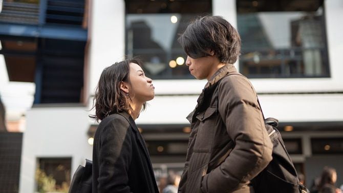 路上でけんかするカップル